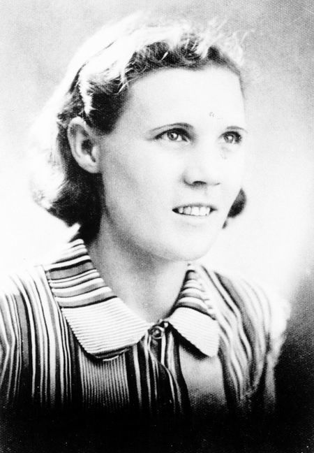 芬娜对未来充满期待的眼光。 芬娜认识蒋经国，爱情滋润着这名孤女的心灵，也滋润着异国游子蒋经国。蒋经国当时被苏联视作一颗棋子，苏联把他扣为“人质”，不准许他回中国，并严密监视他。来到乌拉山区任职之前，他曾被“下放”到西伯利亚，自称过的是“流亡生活”