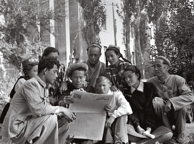 954 年 7 月，新疆民族学院学生讨论《中华人民共和国宪法 ( 草案 )》