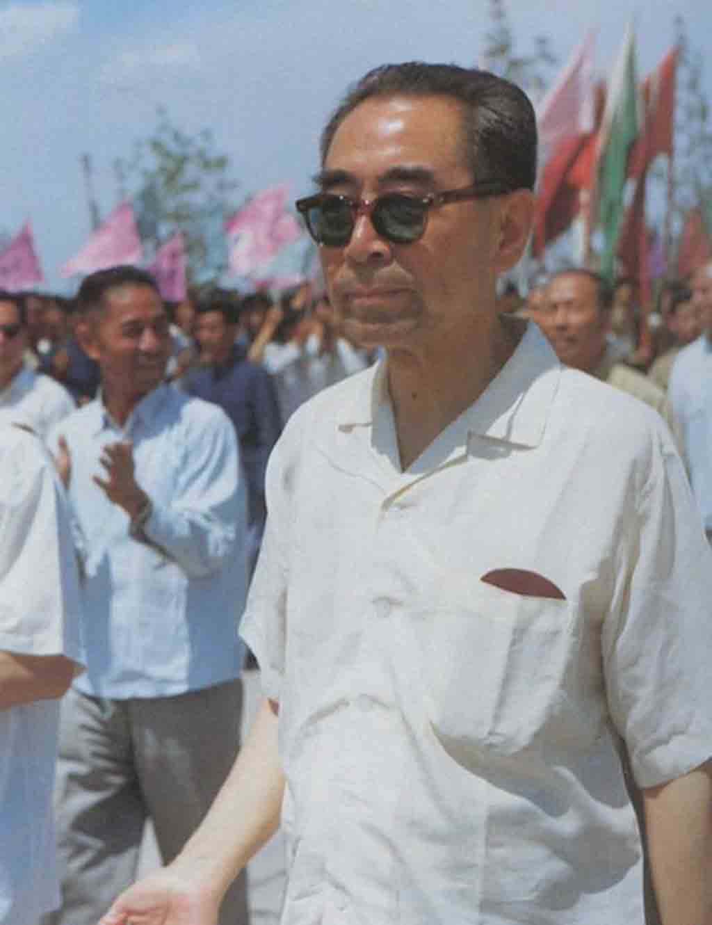 A collection: Zhou Enlai visits the Xinjiang Construction Corps in