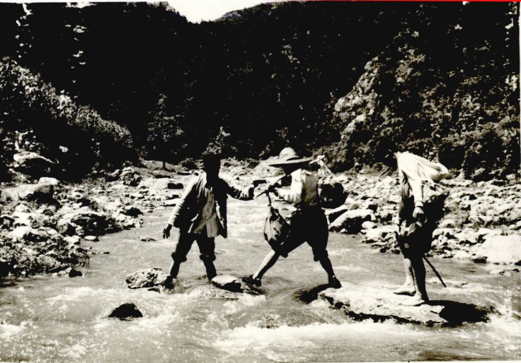 1.5 中药材普查队在行军途中