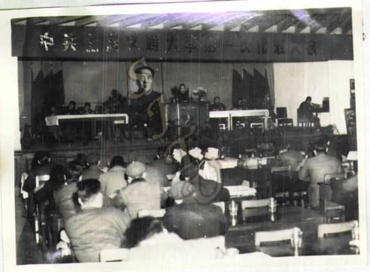 01-13 1960年3月，召开上海交大首届党代会。