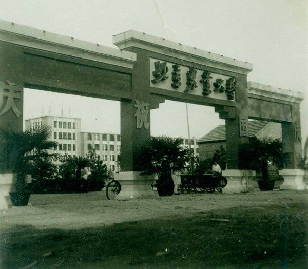 001kVMOozy6ZJqlnIYk64&amp;690