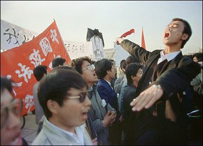 19890422_singingInternationaleAtTiananmen